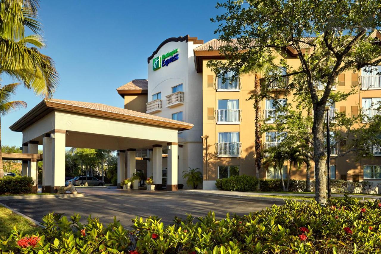 Holiday Inn Express & Suites Naples Downtown - 5Th Avenue By Ihg Bagian luar foto