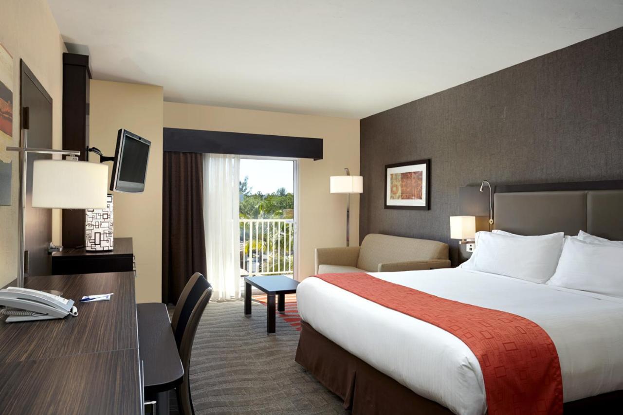 Holiday Inn Express & Suites Naples Downtown - 5Th Avenue By Ihg Bagian luar foto