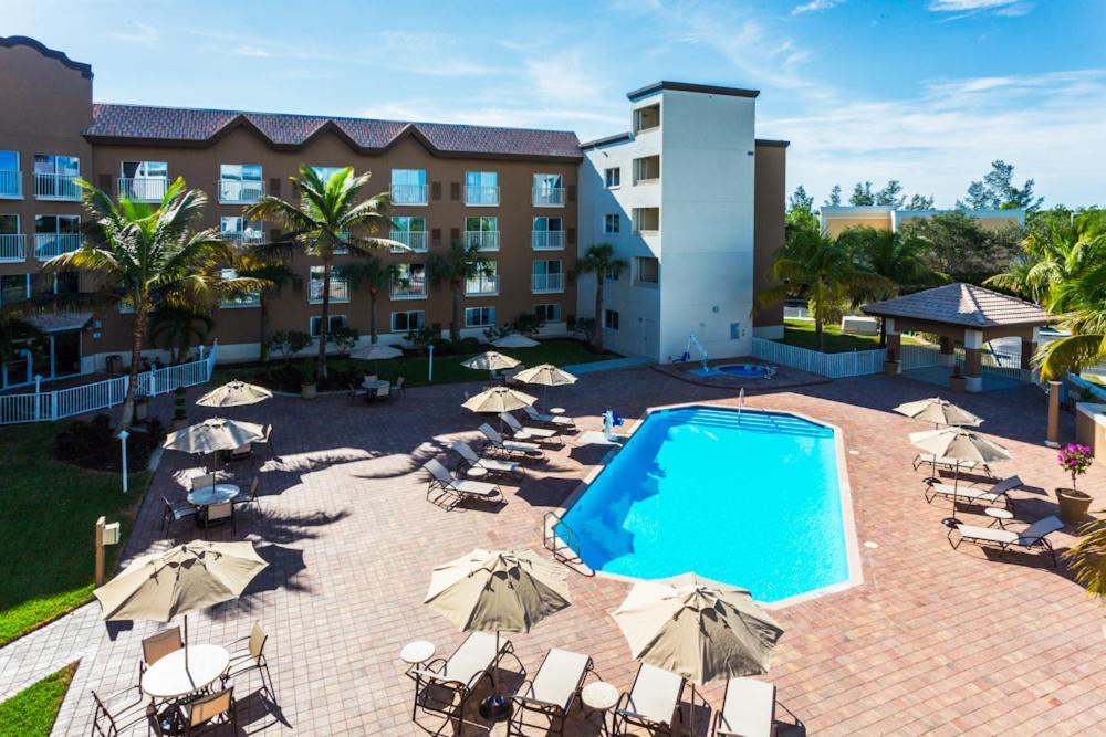 Holiday Inn Express & Suites Naples Downtown - 5Th Avenue By Ihg Bagian luar foto
