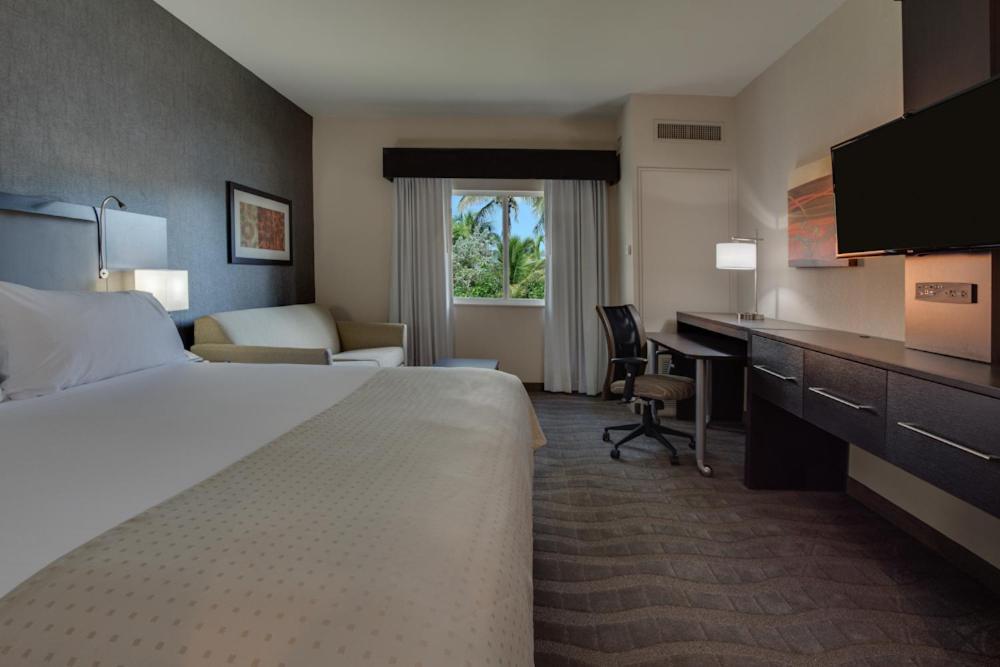 Holiday Inn Express & Suites Naples Downtown - 5Th Avenue By Ihg Bagian luar foto