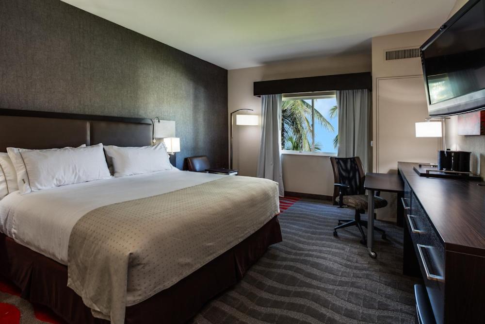 Holiday Inn Express & Suites Naples Downtown - 5Th Avenue By Ihg Bagian luar foto