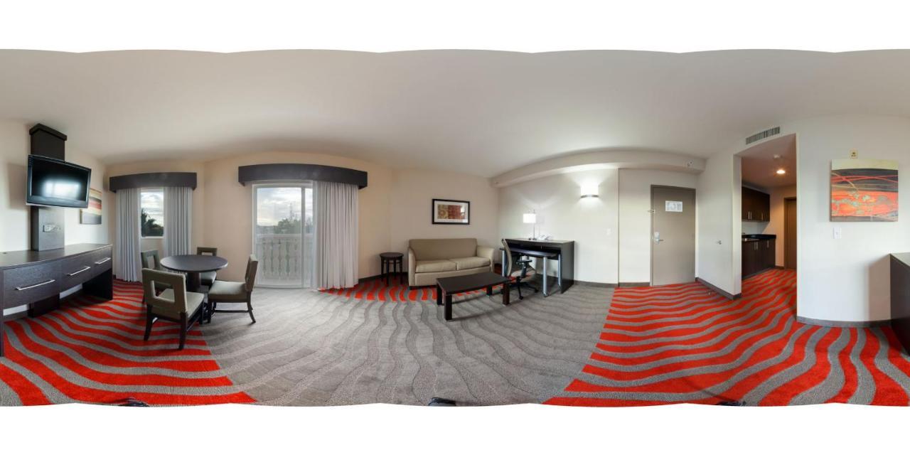 Holiday Inn Express & Suites Naples Downtown - 5Th Avenue By Ihg Bagian luar foto