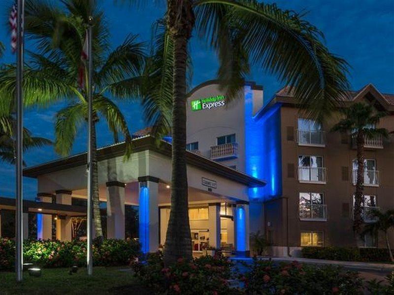 Holiday Inn Express & Suites Naples Downtown - 5Th Avenue By Ihg Bagian luar foto