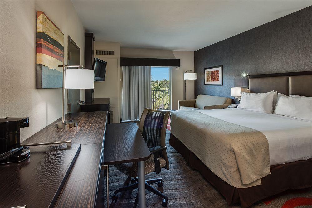 Holiday Inn Express & Suites Naples Downtown - 5Th Avenue By Ihg Bagian luar foto
