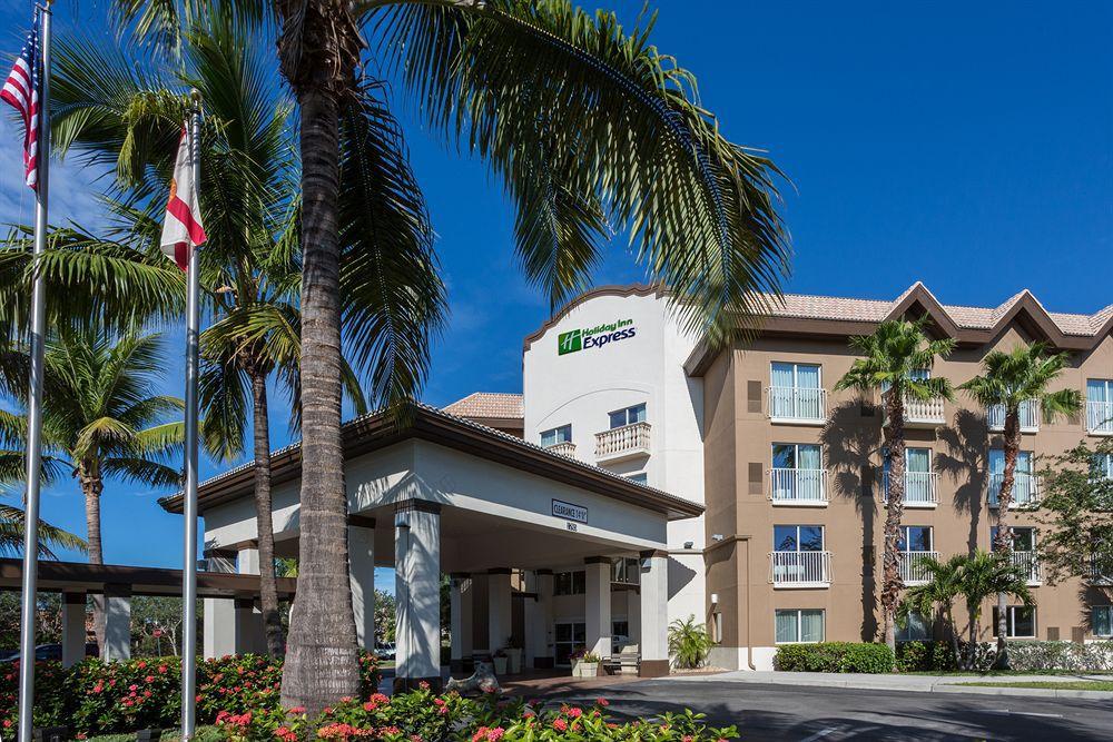Holiday Inn Express & Suites Naples Downtown - 5Th Avenue By Ihg Bagian luar foto