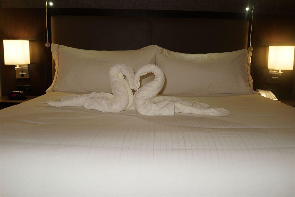 Holiday Inn Express & Suites Naples Downtown - 5Th Avenue By Ihg Bagian luar foto