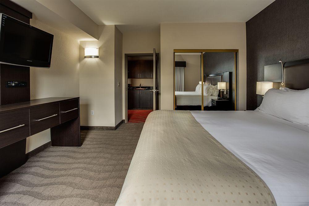 Holiday Inn Express & Suites Naples Downtown - 5Th Avenue By Ihg Bagian luar foto