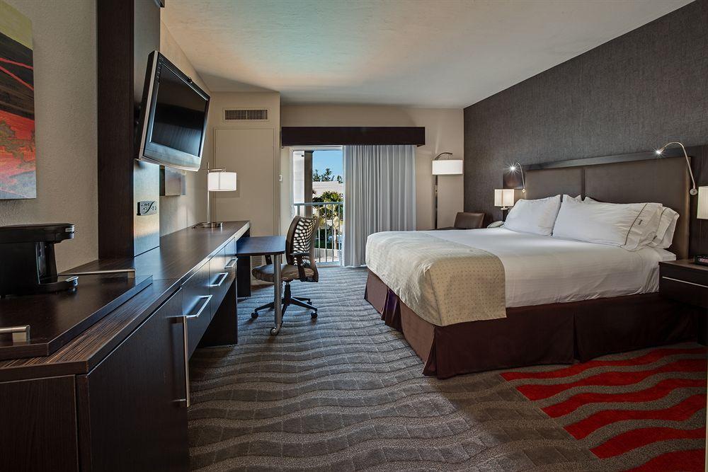 Holiday Inn Express & Suites Naples Downtown - 5Th Avenue By Ihg Bagian luar foto