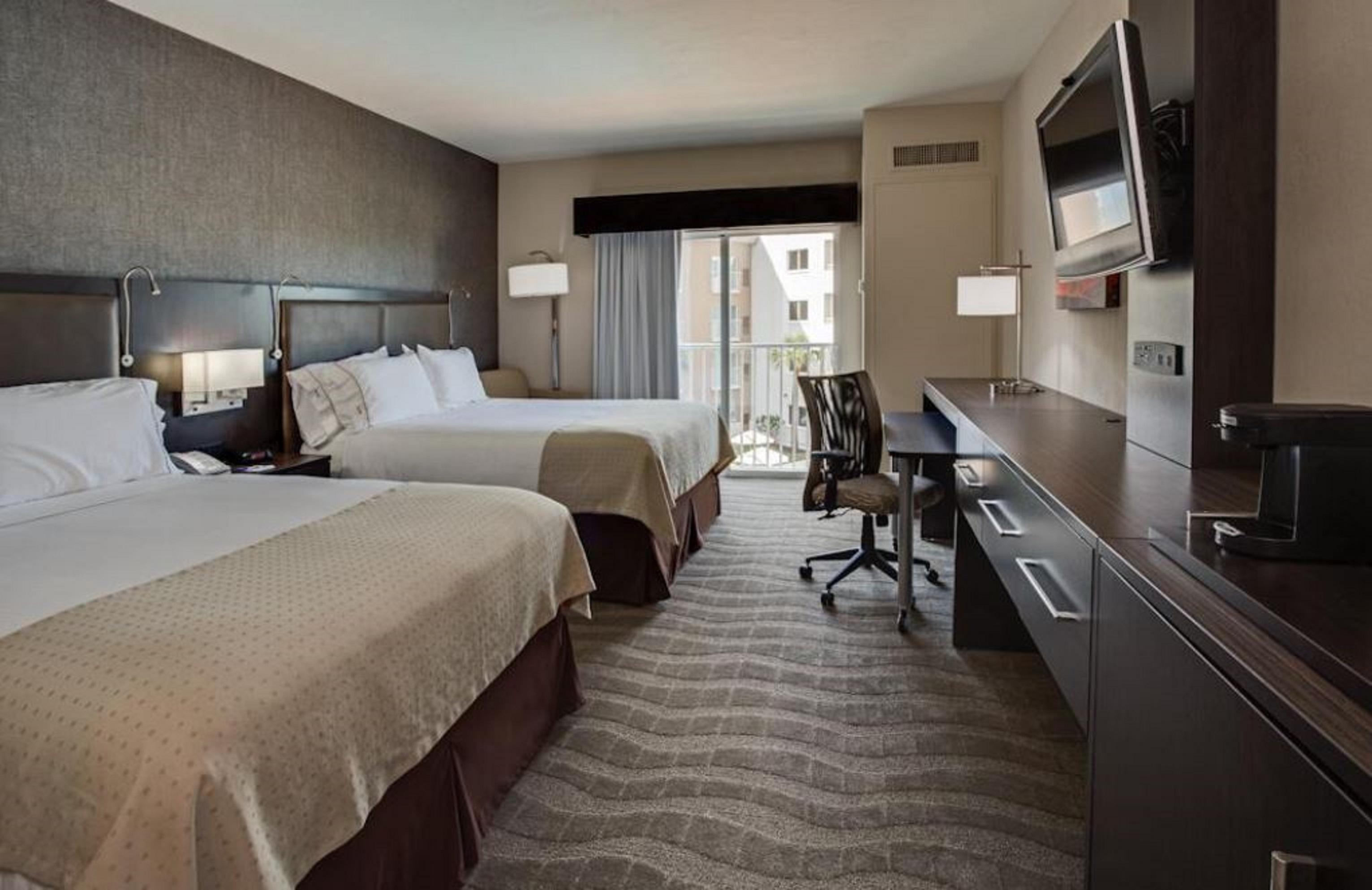 Holiday Inn Express & Suites Naples Downtown - 5Th Avenue By Ihg Bagian luar foto