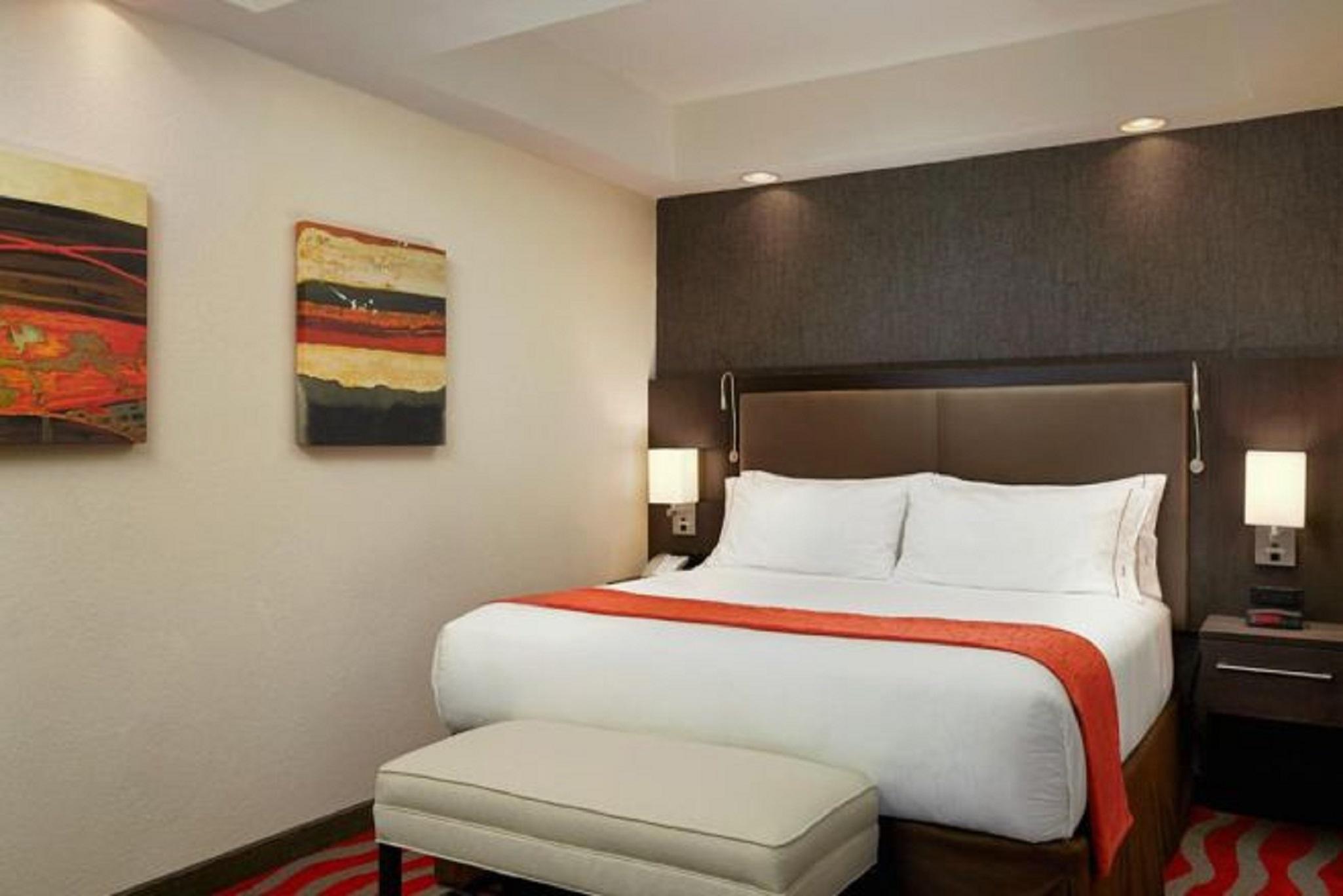 Holiday Inn Express & Suites Naples Downtown - 5Th Avenue By Ihg Bagian luar foto