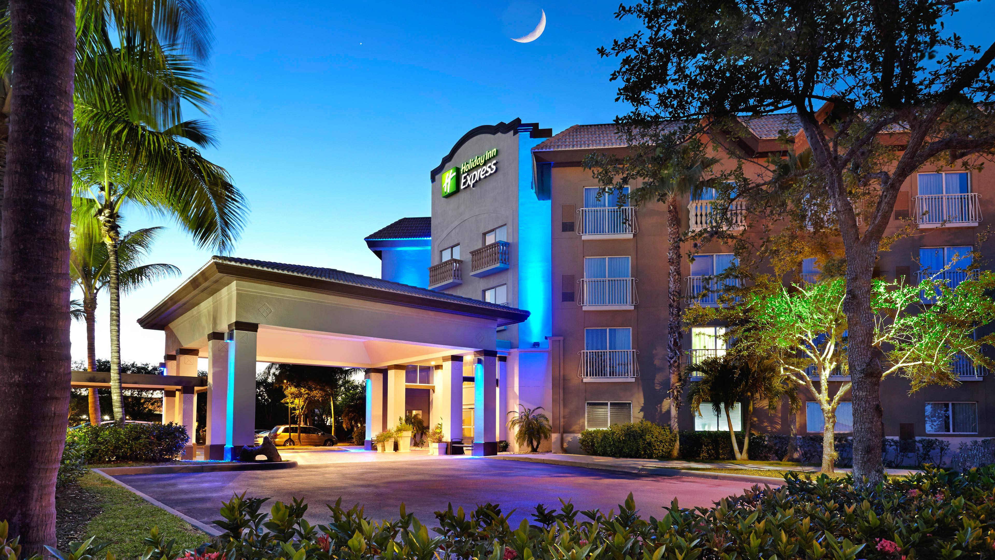 Holiday Inn Express & Suites Naples Downtown - 5Th Avenue By Ihg Bagian luar foto