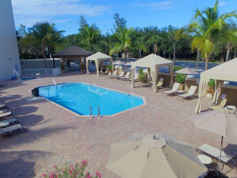 Holiday Inn Express & Suites Naples Downtown - 5Th Avenue By Ihg Bagian luar foto