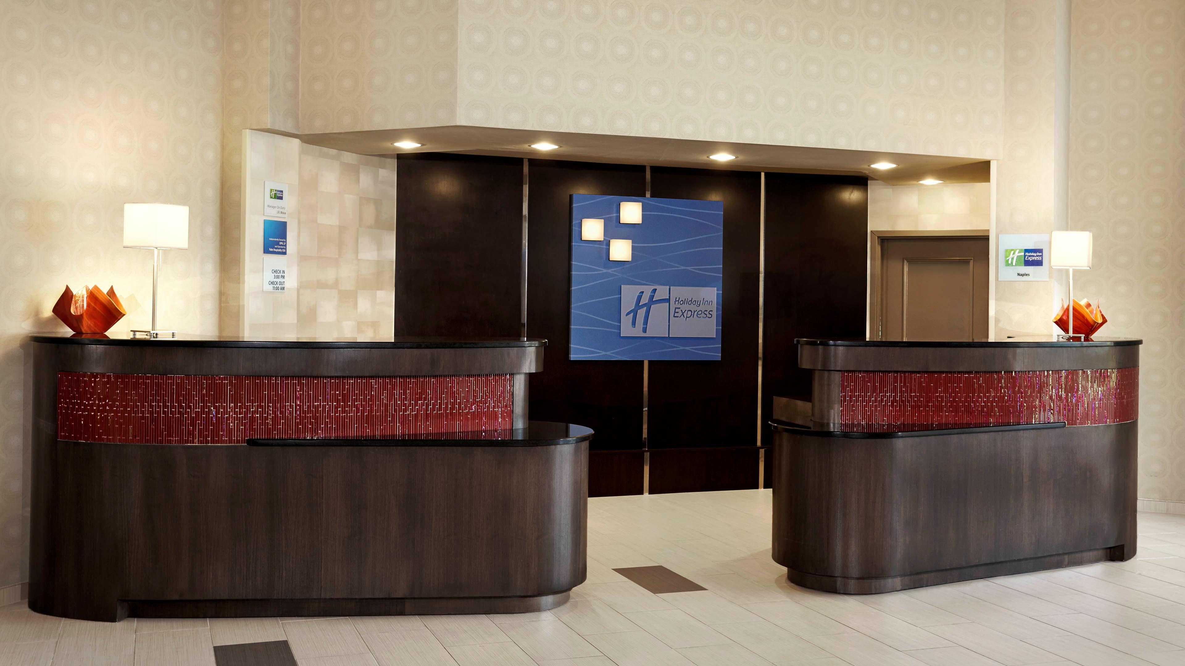 Holiday Inn Express & Suites Naples Downtown - 5Th Avenue By Ihg Bagian luar foto