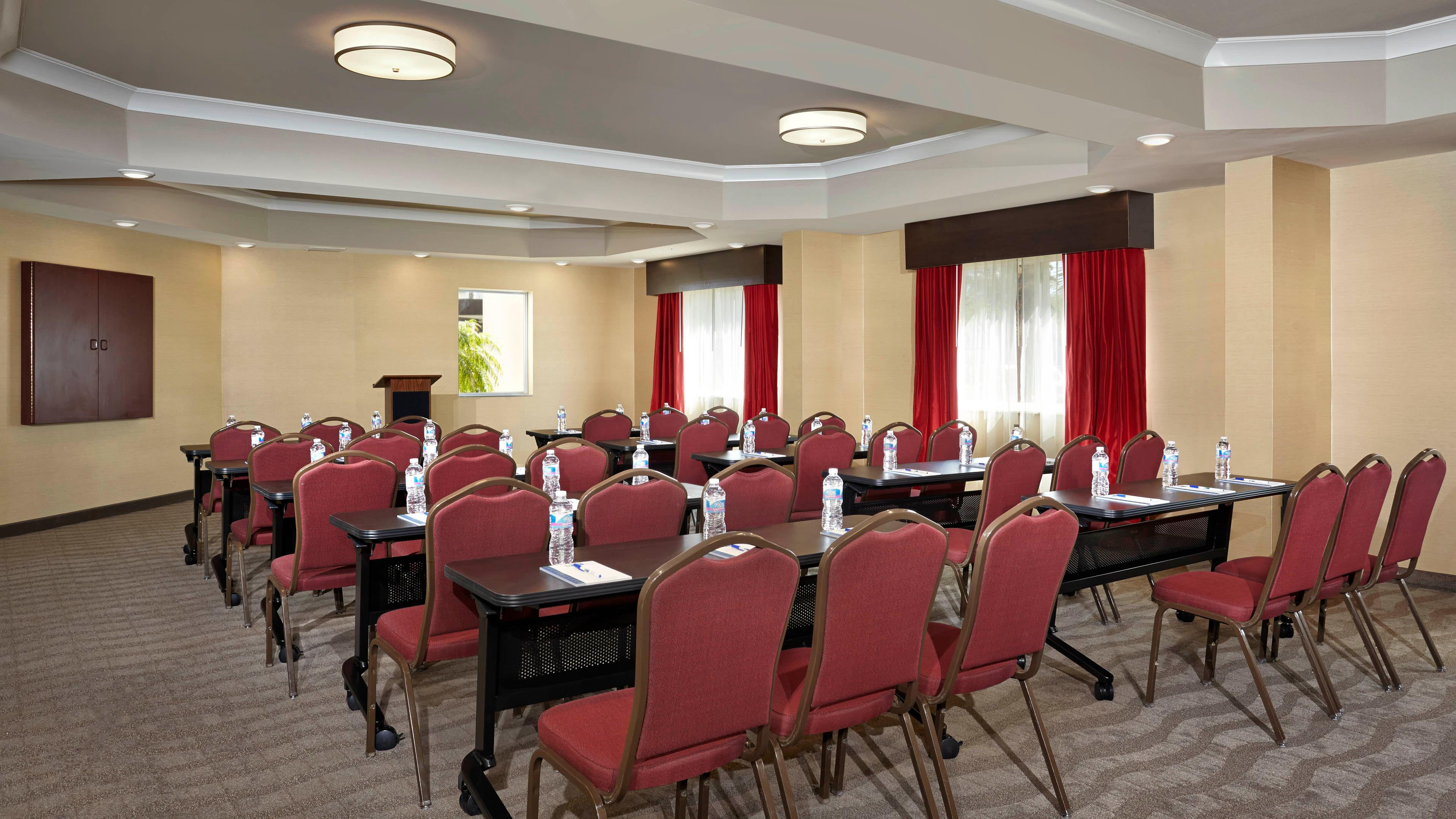 Holiday Inn Express & Suites Naples Downtown - 5Th Avenue By Ihg Bagian luar foto