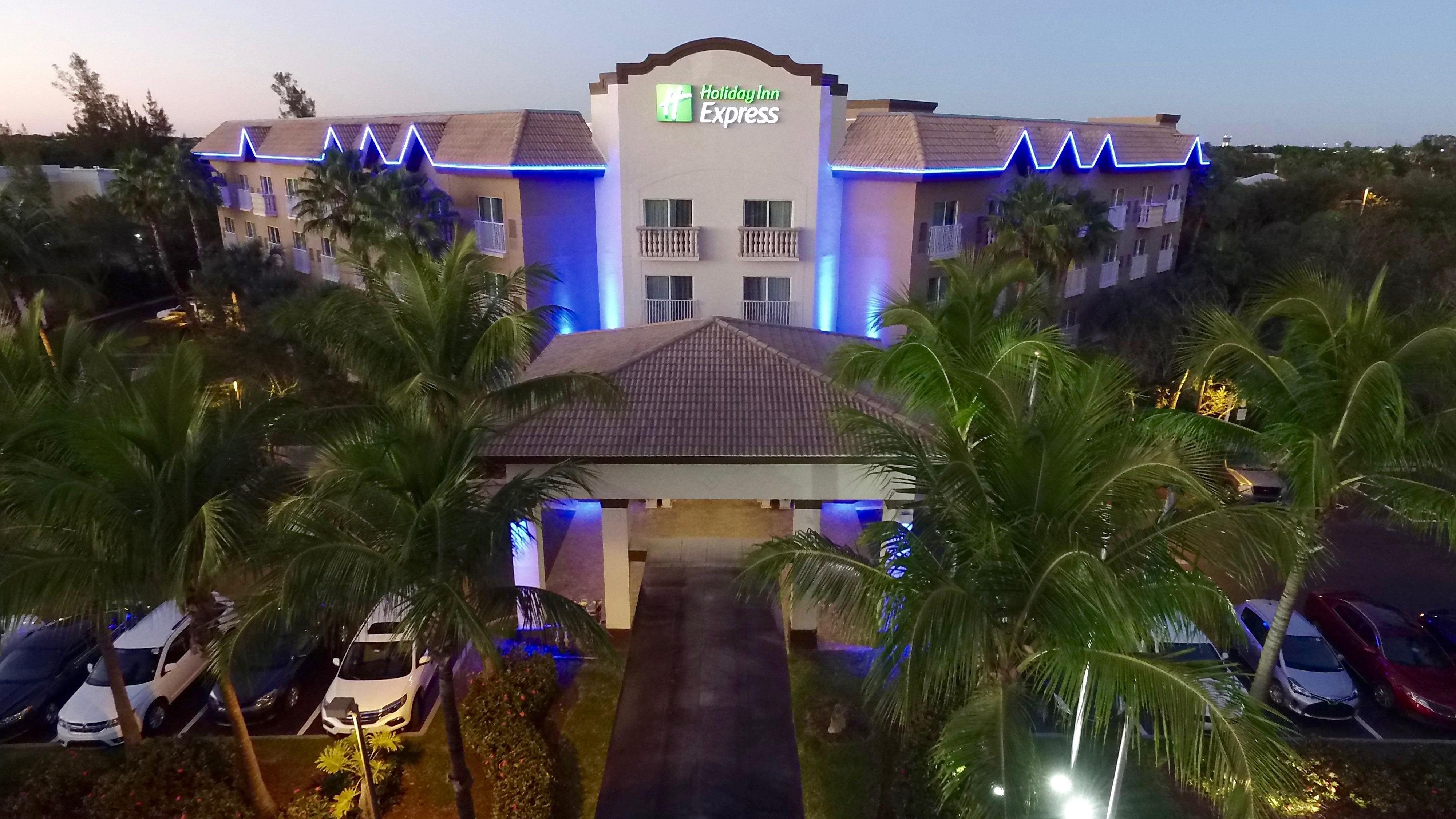 Holiday Inn Express & Suites Naples Downtown - 5Th Avenue By Ihg Bagian luar foto