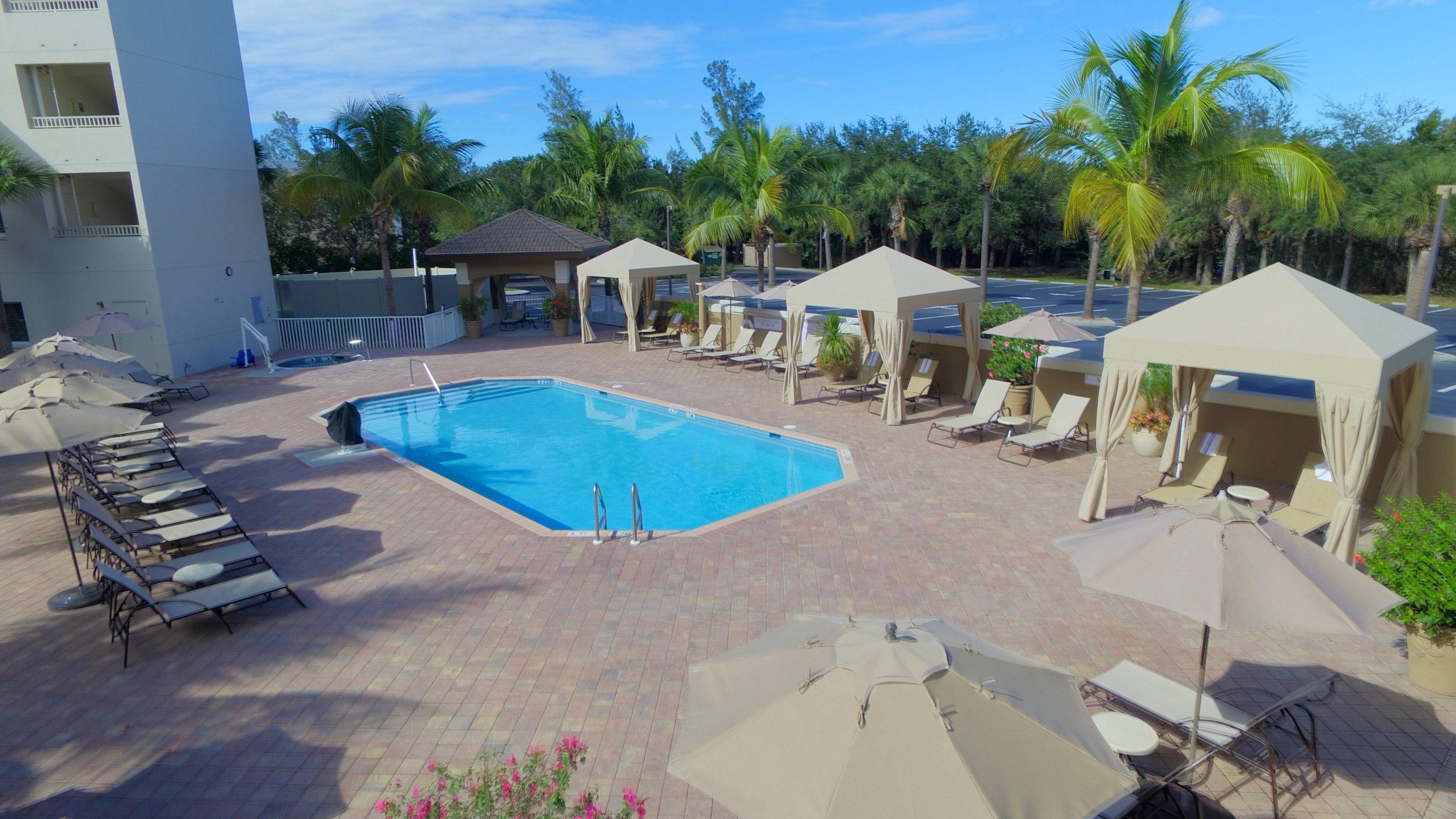 Holiday Inn Express & Suites Naples Downtown - 5Th Avenue By Ihg Bagian luar foto