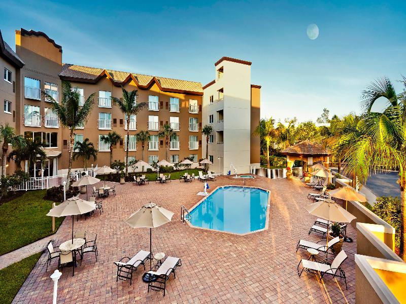 Holiday Inn Express & Suites Naples Downtown - 5Th Avenue By Ihg Bagian luar foto