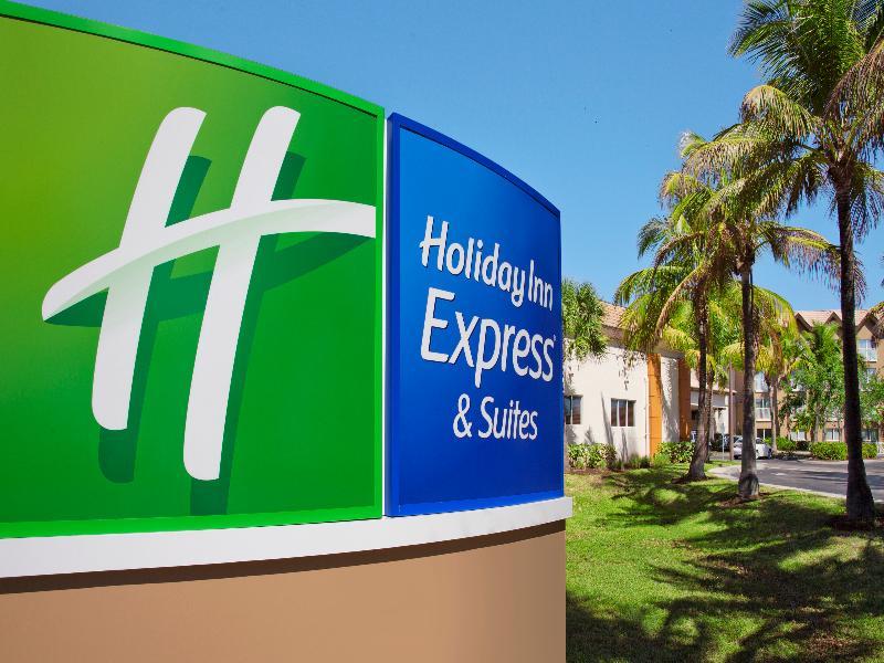 Holiday Inn Express & Suites Naples Downtown - 5Th Avenue By Ihg Bagian luar foto