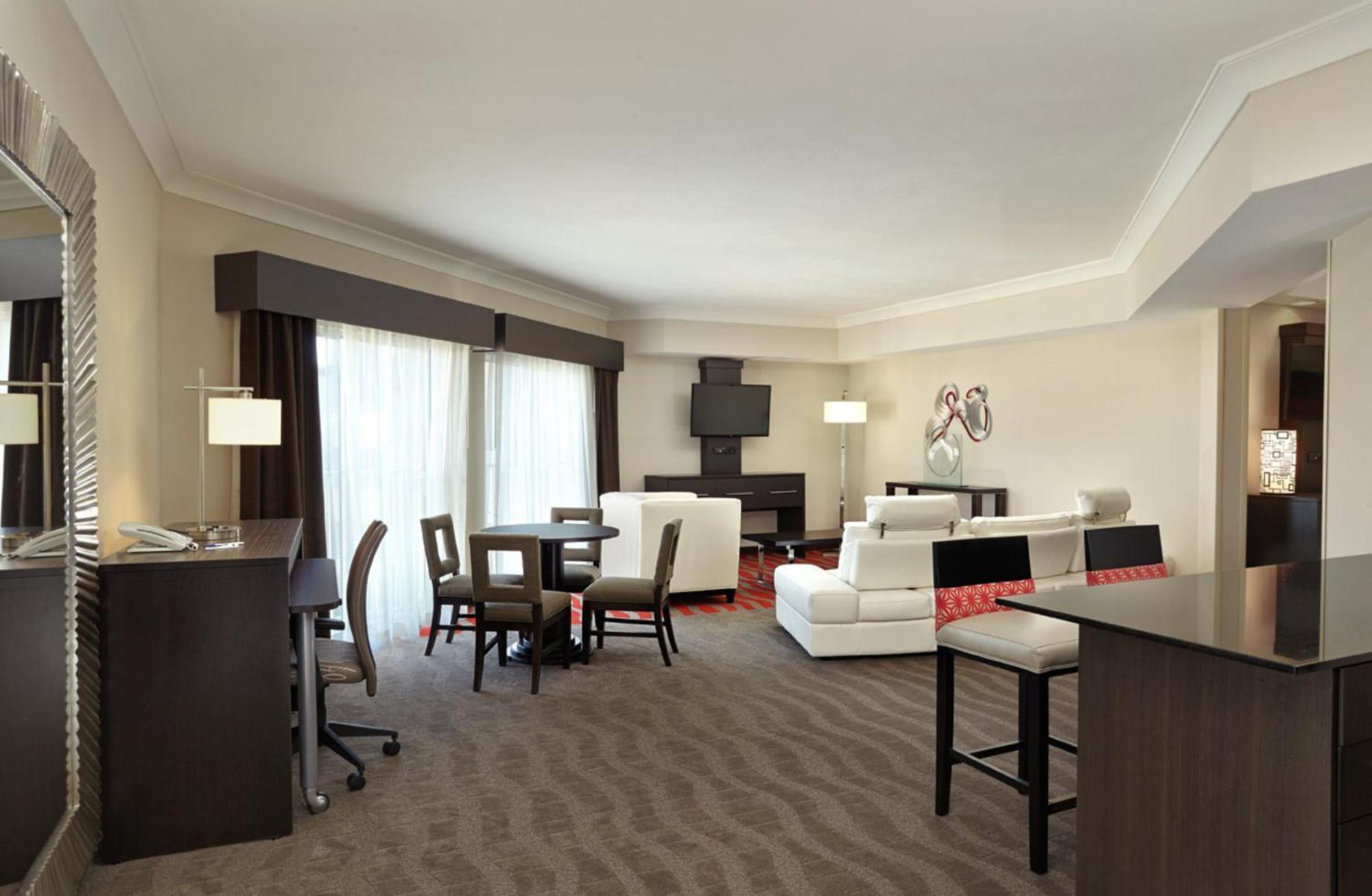 Holiday Inn Express & Suites Naples Downtown - 5Th Avenue By Ihg Bagian luar foto