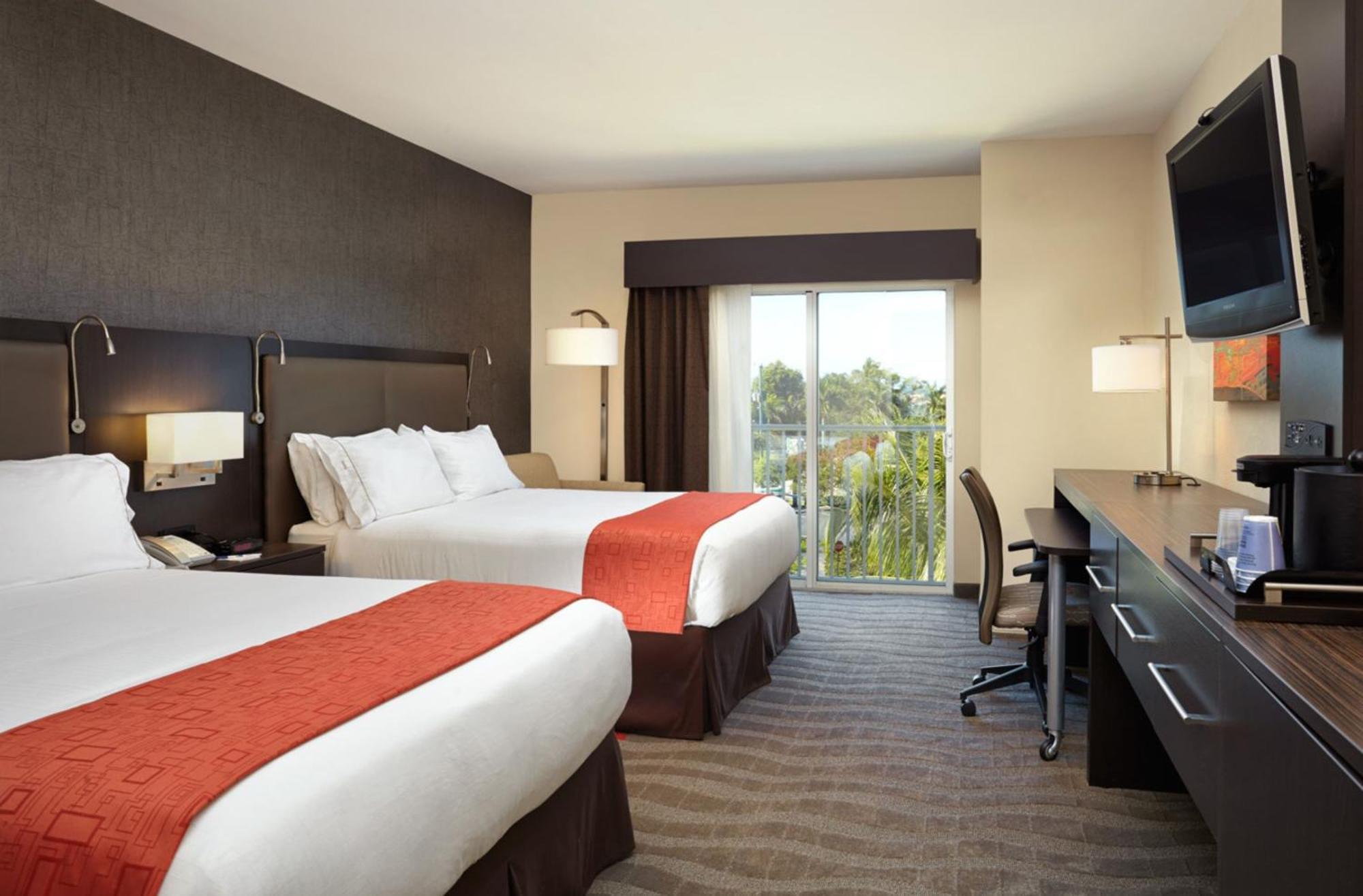 Holiday Inn Express & Suites Naples Downtown - 5Th Avenue By Ihg Bagian luar foto