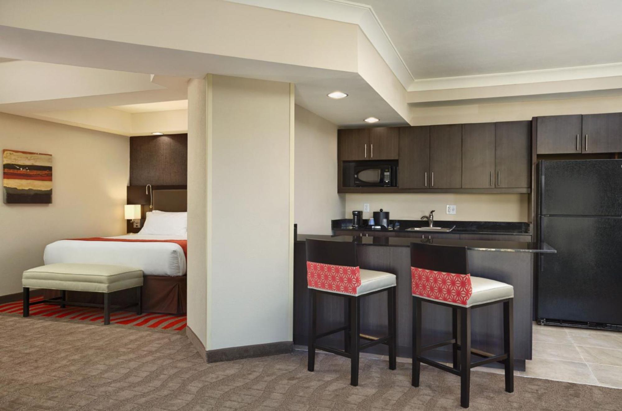 Holiday Inn Express & Suites Naples Downtown - 5Th Avenue By Ihg Bagian luar foto